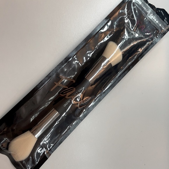 HudaBeauty brand new FACE BAKE AND BLEND brush - Picture 2 of 2